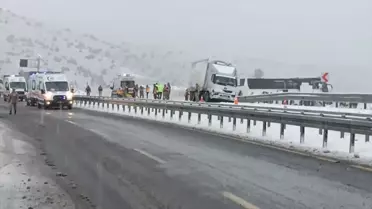 Kars'ta zincirleme trafik kazasında 2 kişi hayatını kaybetti, 8 kişi yaralandı