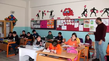 Doğuştan engelli çocuğa sınıf arkadaşları destek oluyor