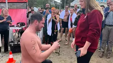 Yüzme Maratonunda Evlenme Teklifi