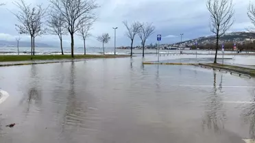 Kocaeli'de Kuvvetli Fırtına: Deniz Taştı, Sahil Şeridi ve Otopark Su İle Doldu