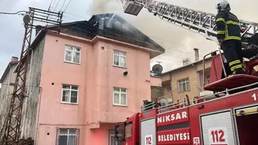 Tokat'ın Niksar ilçesinde çıkan çatı yangınında hasar meydana geldi