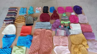 Depremzedelere Öğrencilerden Atkı ve Bere Yardımı