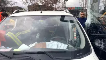 Antalya'da Hafif Ticari Araç ile Halk Otobüsü Çarpışması