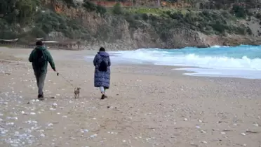 Fethiye'de dalgalar yükseldi, vatandaşlar sahile akın etti