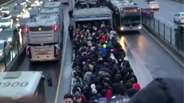 İstanbul'da Altunizade metrobüs durağında seferler aksadı, insan seli yaşandı