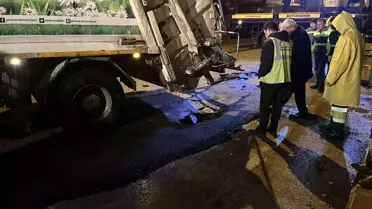 Ankara'da Yağmur Nedeniyle Yol Çöktü, Çöp Kamyonu Askıda Kaldı