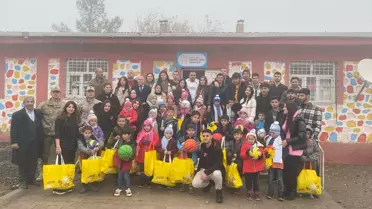 Mardin Artuklu Üniversitesi Öğrencileri Derik İlçesindeki İlkokul Öğrencilerine Yardım Etti