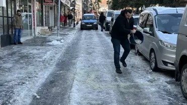 Tekirdağ'da Vatandaşlar Buzlanmalara Karşı Tuzlama Yaptı