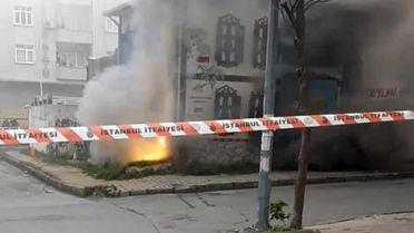 Sultangazi'de Benzin İstasyonu Yakınındaki Elektrik Trafosunda Patlama