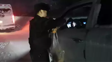 Çin'de çığ altında kalanlar için polisler harekete geçti