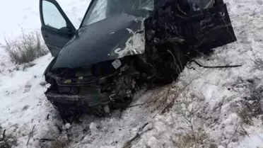 Van'da otomobil ile tır çarpışması: 3 kişi yaralandı