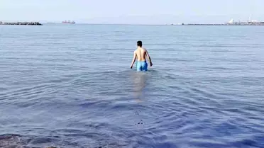 Hatay'da Yağışlı Havaya Rağmen Vatandaş Denizde Yüzdü
