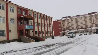 Müdür, okulun eksik gördüğü işleri kendi imkanlarıyla tamamlıyor