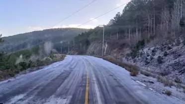 Muğla'da kar yağışı ve buzlanma nedeniyle belediye ekipleri çalışma yaptı