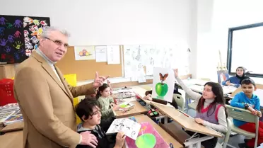 Sakarya Büyükşehir Belediye Başkanı Ekrem Yüce, Sosyal Gelişim Merkezi'nde miniklerin derslerine konuk oldu