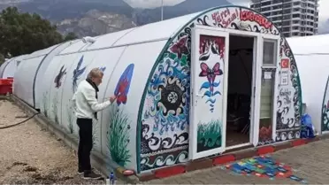 Depremde yıkılan evinde el heykeli yapan sanatçı