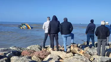 Sakarya'da Ters Dalga Nedeniyle Alabora Olan Teknede 5 Kişi Kurtarıldı