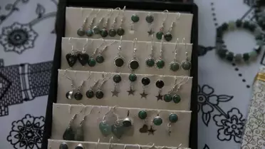 Tokat'ın Artova ilçesinde çıkan krizopras taşı kadınların elinde takıya dönüşüyor