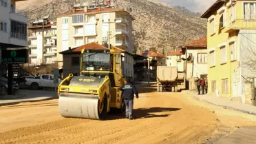 Antalya Büyükşehir Belediyesi, Elmalı ilçesindeki caddeleri sıcak asfaltla kaplıyor