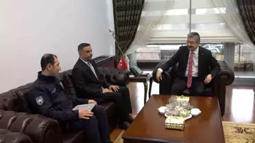 Yağmurlu havada engelli vatandaşa şemsiye tutan polis memuru ödüllendirildi