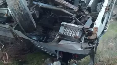 Mersin'de kamyon şarampole devrildi, sürücü yaralandı