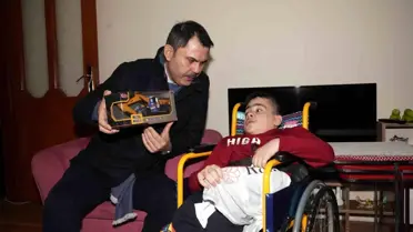 İstanbul Büyükşehir Belediye Başkanı adayı Murat Kurum, engelli çocuğa oyuncak dozer hediye etti