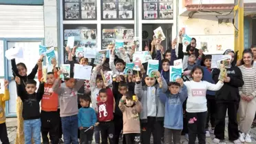 Şanlıurfa'da Mahalle Muhtarı Öğrencilere Hediye Verdi