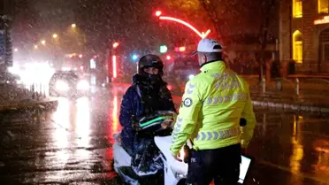 Edirne'de kar yağışı sebebiyle trafiğe çıkışı yasaklanan motosikletlere yönelik denetimler
