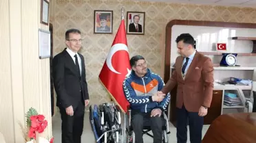 Engelli milli sporcu Gökhan Seven'e akülü araba hediye edildi