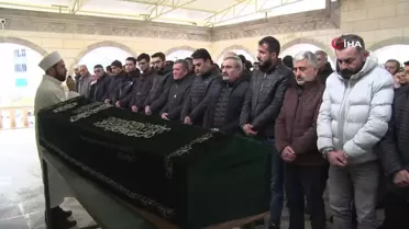 İzmir'deki 'laf atma' kavgasında hayatını kaybeden şahıs Elazığ'da toprağa verildi