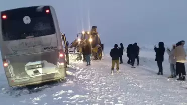 Kars'ta Kar ve Tipi Nedeniyle Saplanan Tur Otobüsündeki 30 Kişi Kurtarıldı