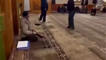Kuran-ı Kerim'e ayağıyla basan başkan adayı polis tarafından gözaltına alındı