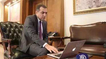 Burdur Valisi Türker Öksüz, 2023'e damga vuran olaylara ait fotoğrafları inceledi