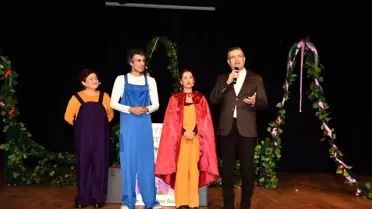 Esenyurt Belediye Başkanı Kemal Deniz Bozkurt, çocuklarla bir araya gelerek tiyatro gösterisini izledi