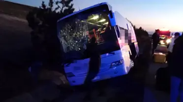 Afyonkarahisar'da yolcu otobüsü refüje girdi: 6 kişi yaralandı