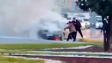 Sakarya'da Tofaş marka otomobil alevlere teslim oldu