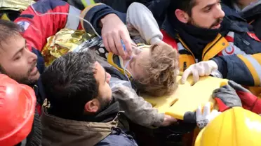 Depremde ailesini kaybeden çocuğa dayısı ve teyzesi sahip çıkıyor