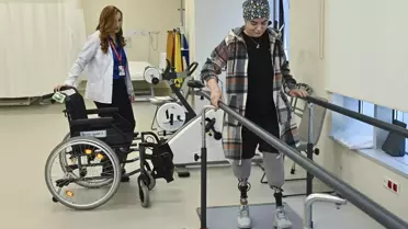 Depremde enkaz altında kalan genç kız, protezleri sayesinde ayağa kalkıp sağlık çalışanı olma hayalini gerçekleştiriyor