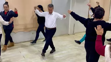 Buharkent Belediye Başkanı Mehmet Erol, Zeybek Kursunda Kursiyerlerle Birlikte Oynadı