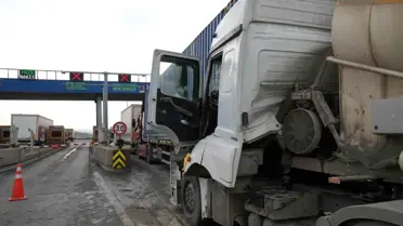 Kuzey Marmara Otoyolu'nda tır ile beton mikseri çarpıştı, 2 kişi yaralandı