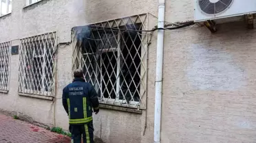 Antalya'da 3 Katlı Binada Çıkan Yangında Evin Yatak Odası Kullanılamaz Hale Geldi