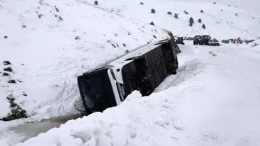 Sivas'ta cenazeden dönen otobüs devrildi, 20 kişi yaralandı