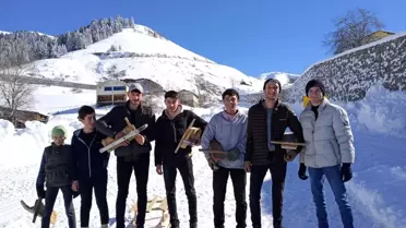 Artvin'in Ardanuç ilçesinde gençler tahta kızaklarla eğlenceli yarı yıl tatili geçiriyor