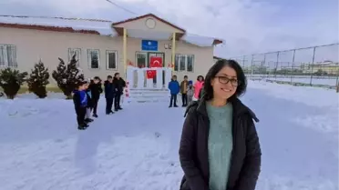 Erciş'te Öğretmenler ve Öğrenciler Kardan Anıtkabir Yaptı