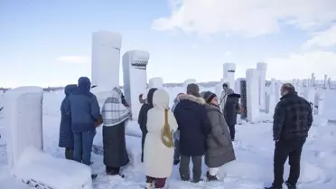 Ahlat Selçuklu Meydan Mezarlığı Kar Yağışıyla Ziyaretçi Akınına Uğruyor