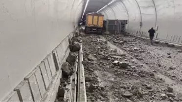 Rize'de kamyon devrildi, hafriyat tünel içerisine döküldü