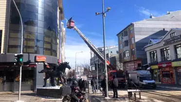 Kars'ta Tehlikeli Buz Sarkıtları Temizleniyor