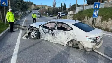 Söke'de Otomobil Aydınlatma Direğine Çarptı: Sürücü Yaralandı