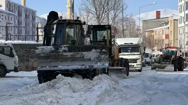 Ardahan'da yoğun kar yağışı sonrası biriken karlar kent dışına taşınıyor