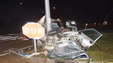 Hatay'ın Hassa ilçesinde aydınlatma direğine çarpan otomobilin sürücüsü hayatını kaybetti